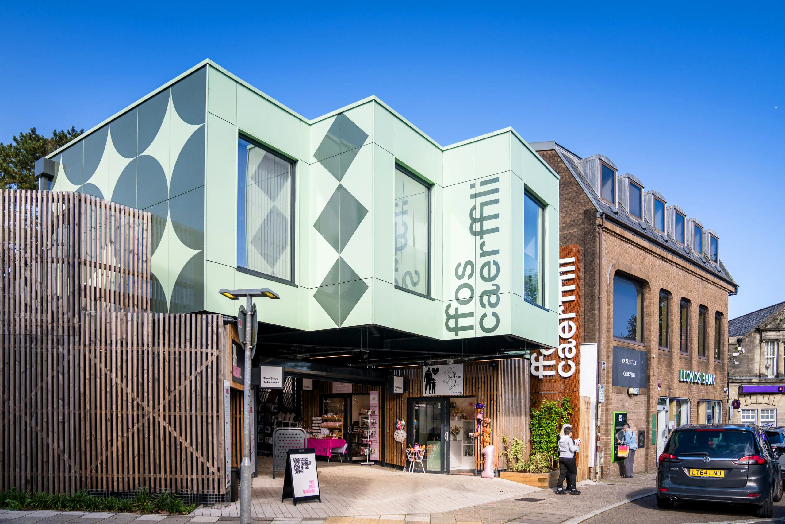 Image of Ffos Market on a sunny day